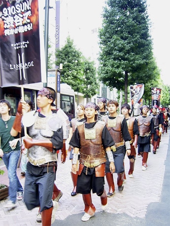 「リネージュII」のプロモで街を練り歩く100人の「コスプレ隊」