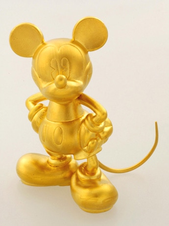 受注販売される純金のミッキーマウスフィギュア&copy;Disney