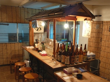 「屋台」をそのまま持ち込んだビル2階の店内