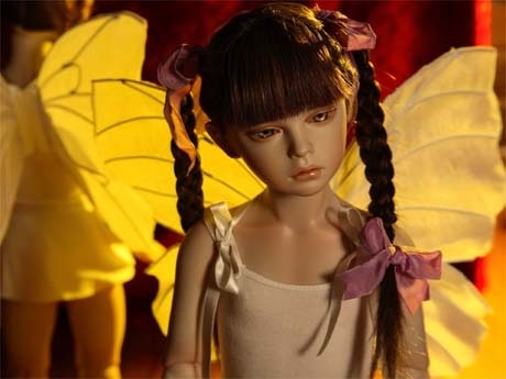 人形制作＝陽月 Hizuki、撮影＝吉田 良、衣装協力＝アニエスベー