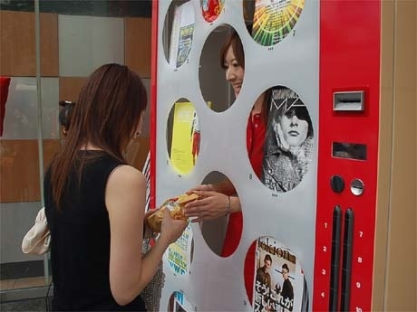 女性スタッフが中から商品を手渡す「有人自販機」