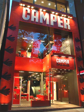 リニューアルした「カンペール表参道店」（外観）