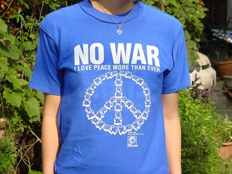 エコサイトで不要Tシャツを物々交換（写真＝交換されるリユースTシャツ）