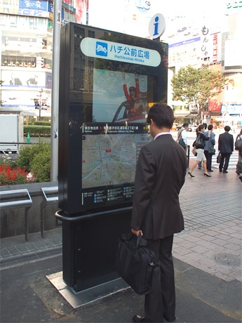 10月16日より試験運用が始まった「デジタル地図案内板」（写真＝渋谷・ハチ公前で）