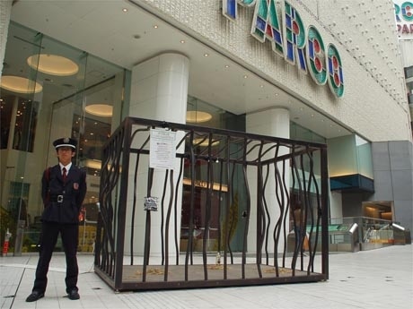 渋谷パルコ前に巨大な「檻」−「ズブロッカ」のプロモーションで