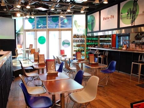 原宿にJRAの期間限定カフェ「パカパ・カフェ」（写真＝店内）
