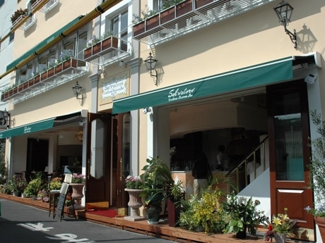 中目黒「サルヴァトーレ」がリニューアル（写真＝店舗外観）