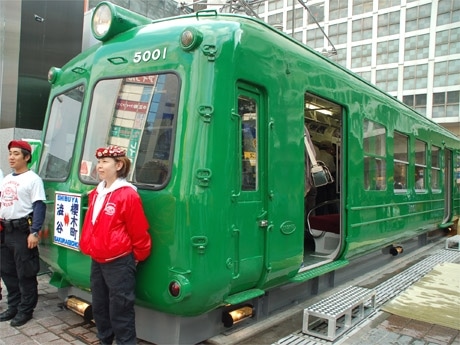 渋谷駅ハチ公前広場に出現した全長18メートルの電車モニュメント