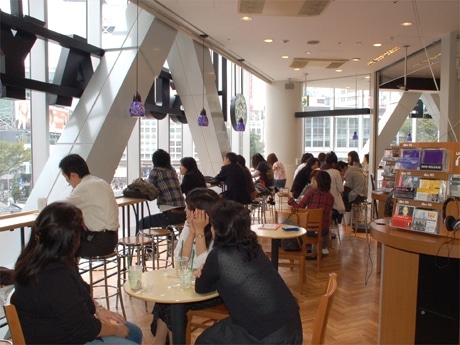 渋谷TSUTAYA「スターバックス」がリニューアル（写真＝増床した2階のカフェスペース）