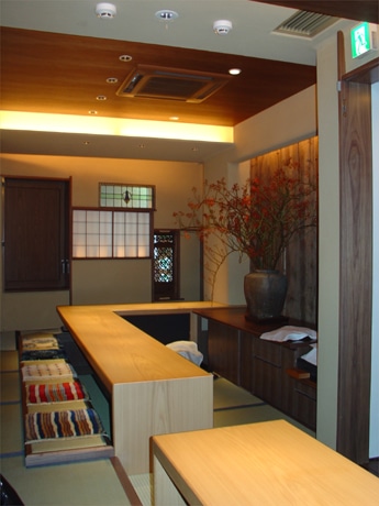 センター街に割烹スタイルの鳥料理専門店（写真＝「鳥助」店内）