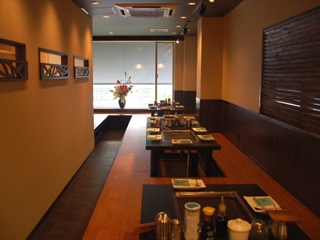 激戦区・広尾にお好み焼きの新店（写真＝「つき味 HIROO」店内）