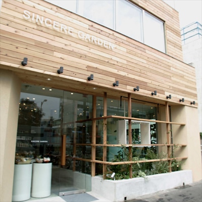 青山にカフェ・スパ併設のオーガニックコスメの複合店（写真＝店舗外観）