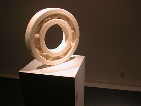 青山でベアリングアート展。（写真＝松田直樹さんの作品「ホワイトベアリング」）