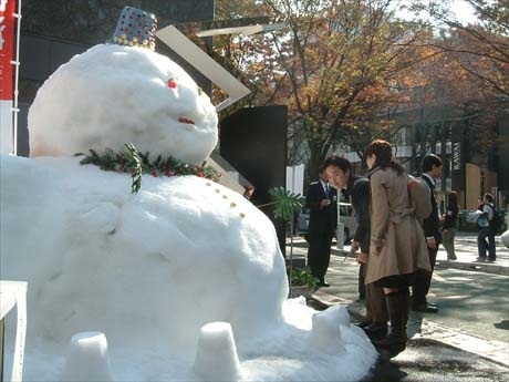 表参道に雪だるまが出現、「表参道・新潟館 ネスパス」リニューアルで