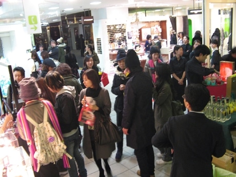 写真＝閉店後のラフォーレ原宿、限定パーティで賑わう館内