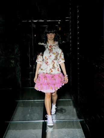 青山で京都発セレクトショップ「ディバイス」の新作ショー（写真＝コレクションの様子）