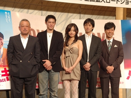14日、渋谷で　「パッチギ！ LOVE＆PEACE」の製作発表会見に参加した井筒監督ら
