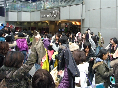 SHIBUYA109前は福袋の中身を「交換」する若者であふれた