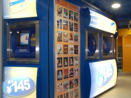 渋谷にオープンしたDVD自動レンタルショップ「ムービーバンク」1号店（写真＝店内の様子）