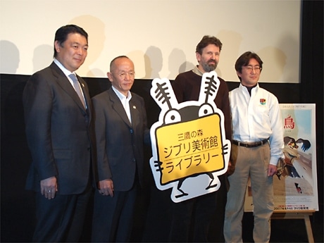 スタジオジブリが洋画アニメ配給に進出。写真は記者会見の様子（左から塚越隆行ブエナビスタホームエンターテインメント日本代表、畠中基博シネマ・アンジェリカ代表、アレクサンドル・ペトロフ監督、中島清文三鷹の森ジブリ美術館館長）