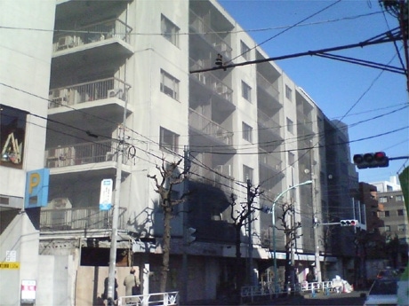 取り壊しが決まった「代官山パシフィック」ビル。老朽化が進む外壁一面には地震対策の防御ネットが昨秋から取り付けられている