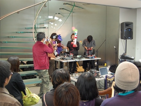 18日、アップルストア渋谷で「実験音楽」パフォーマンスを披露した美大生たち。アップルの自主企画「カレッジナイト」の一環で