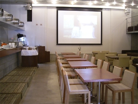 渋谷区円山町の複合ミニシアタービル1階に、劇場併設型のレストランがオープン（写真＝店内の様子）