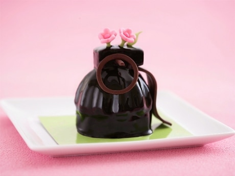 平和プロジェクト「リタイアード・ウェポンズ」が限定カフェ。「手榴弾型」ケーキ（写真）も提供