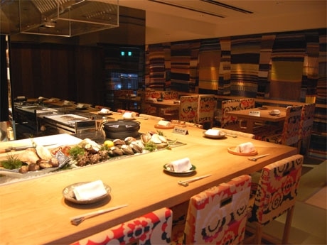 新鮮な「貝焼き」を提供する日本料理店が恵比寿に（写真＝カラフルなインテリアが特徴の店内）