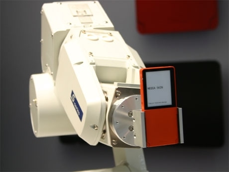 auデザインプロジェクトの新モデル「MEDIA SKIN」を先行展示。ロボットを使ったインスタレーションも