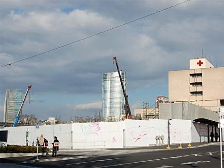 広尾・日赤医療センターの再建整備計画が本格着工へ（写真＝解体工事が進む再建地区）