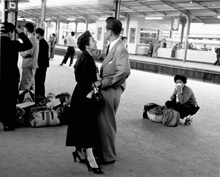 フォトジャーナリスト集団「マグナム・フォト」が60周年記念展（写真＝ロバート・キャパ「東京駅」1954年&copy;Robert Capa/Magnum Photos Tokyo