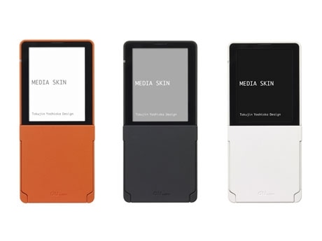 表参道ヒルズで話題のau新ケータイ「MEDIA SKIN」（写真）のファッションショー。発売間近へ