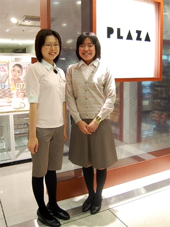 ソニープラザが「プラザ」へと店名を変更。新ユニホームはビームスがデザイン（写真＝「渋谷109店」の様子）