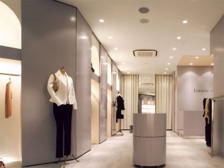 デサント、青山に新ブランド「ロワゾ」の直営1号店（写真＝店内）。「旅」がテーマの高級婦人衣料