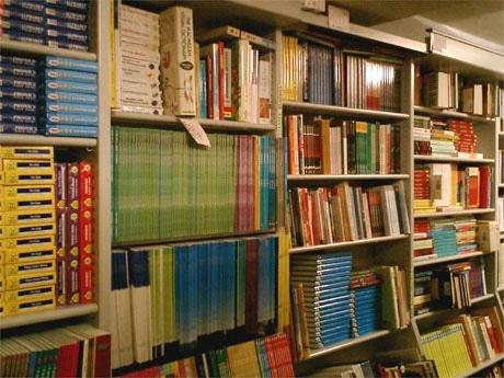 渋谷区東の洋書児童書専門店「キッズブックス」（写真＝店内の本棚）。教材、絵本など2,000冊以上を取り扱う