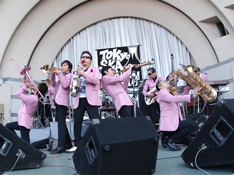 代々木公園野外ステージで行われた「スカパラ」無料ライブの様子。6千人を前に全15曲を披露
