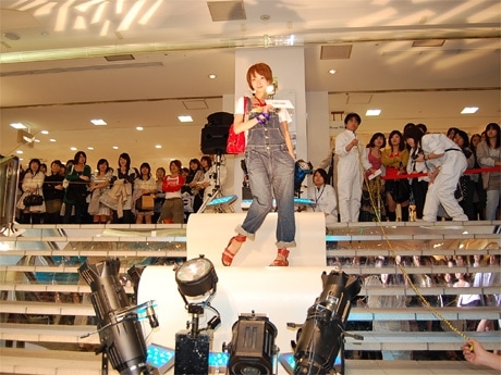 30日、ラフォーレ原宿で行われたフロアファッションショーでポーズを決める人気モデルのEMIさん
