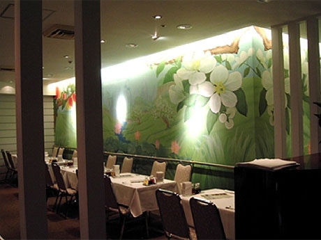 アトレ恵比寿6階の中華レストラン「彪琳」店内。主力メニューに加え10種以上の果実酒も