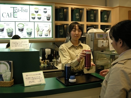 青山の日本茶カフェでステンレスボトル持参者に「給茶」サービス（写真はデモンストレーションの様子）