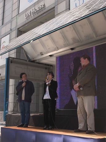 アースデイ東京の「野外」記者会見に加藤登紀子さん（写真中央）、C.W.ニコルさん（右）らが登場