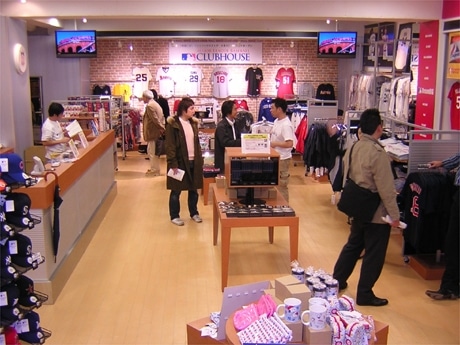 渋谷・公園通りに5日、米大リーグ公式ショップがオープン。写真は店内の様子（4日の内覧会で）