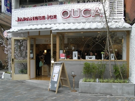 恵比寿の和風アイス専門店「ジャパニーズアイス 櫻花（おうか）」。店内はOLや周辺住民でにぎわう