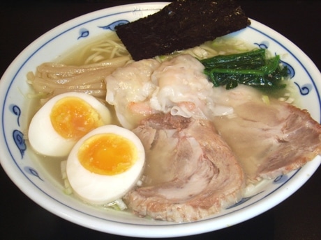 渋谷センター街のらーめん店「塩金伝丸」の塩らーめん。店は今月5日にオープン、経営はムジャキフーズ