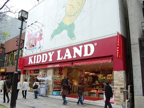 表参道沿いに店を構える「キデイランド原宿店」。ターゲットは幅広く、外国人客の観光スポットにも
