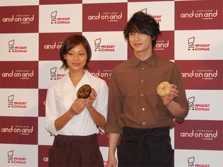 ミスド新業態「アンドナンド」の会見に出席した相武紗季さん（左）と玉木宏さん（右）。交際相手について「順調？」との質問に玉木さんが答える場面も