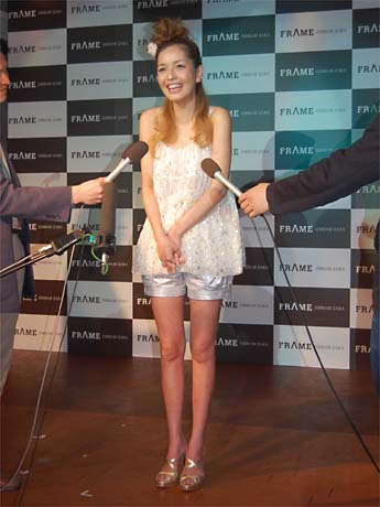 囲み取材を受ける梨花さん。きらきらとした衣装に身を包み、リニューアルした施設をPRした