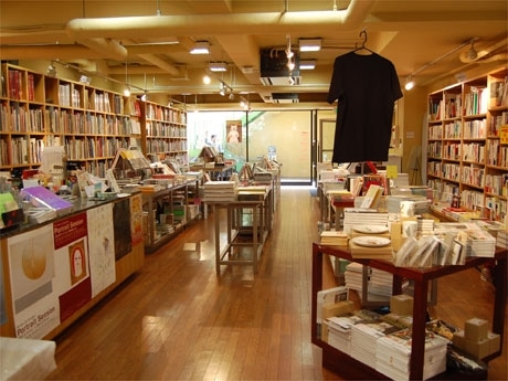 店内の様子。美術書や写真集などの物販スペースのほか、カフェやギャラリー空間も。店は5月で閉店する