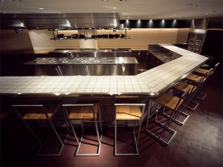 「東京トンテキ」店内。主力メニューの「トンテキ」は分厚くカットした豚肉ステーキに特製ソースをかけて食べる