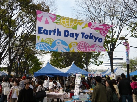 「アースデイ東京2007」は2日間で約12万人を動員。ライブや飲食ブースを目当てに多くの若者でにぎわった